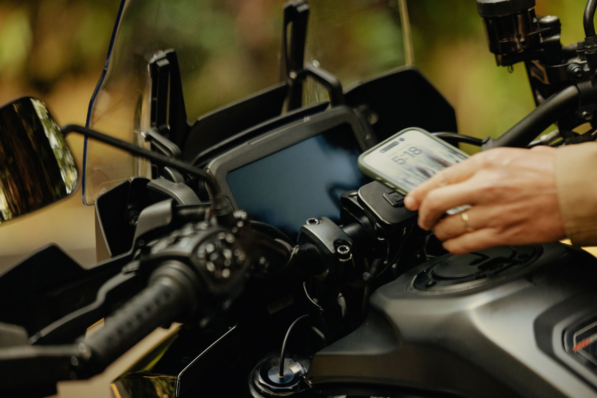 Mobile Motorcycle Mount Bar Mount v2: Charging Black - CON ANTIVIBRAZIONE