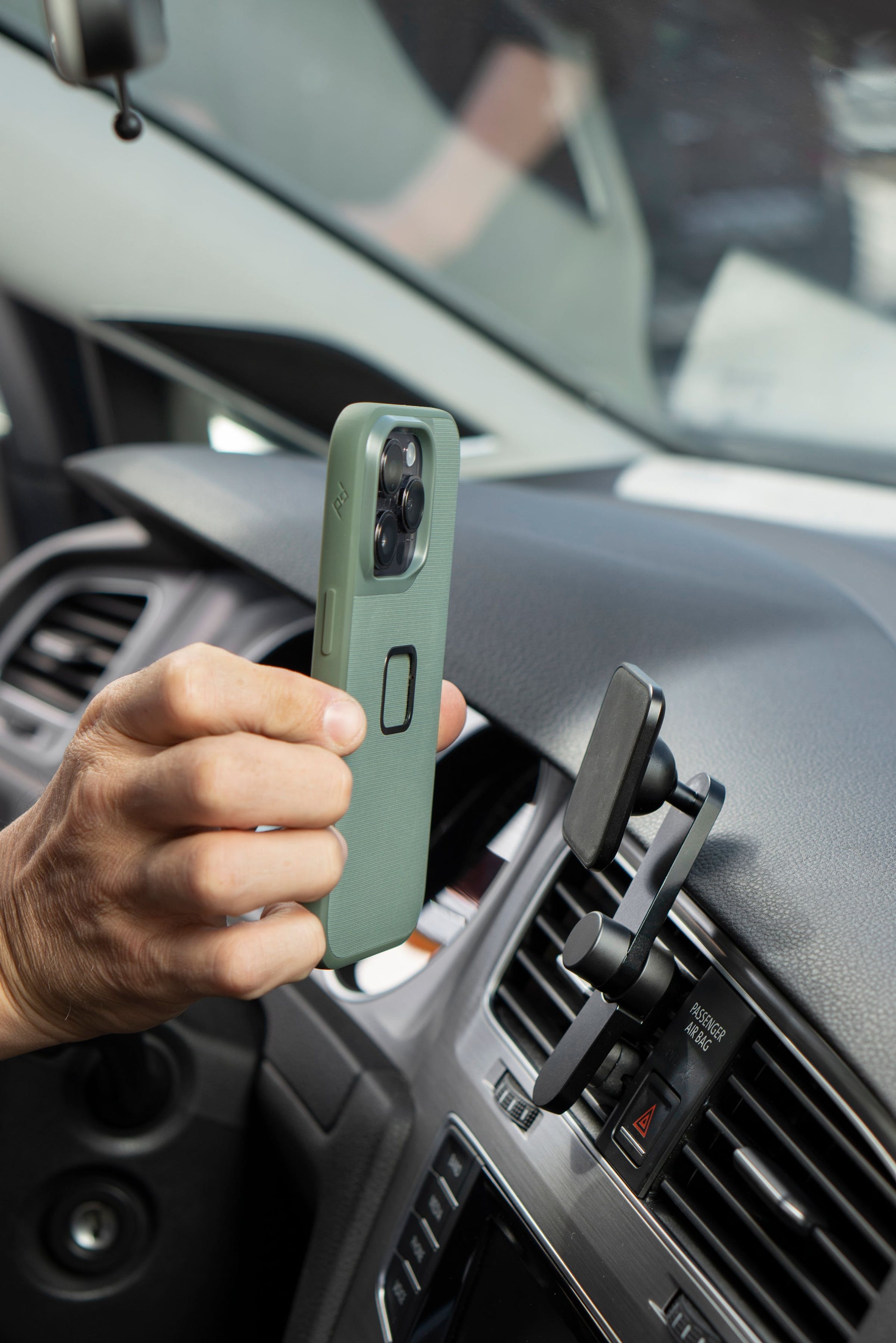 Mobile Car Mount BOCCHETTA ARIA - Black. Universale Magsafe non necessita di custodia peak