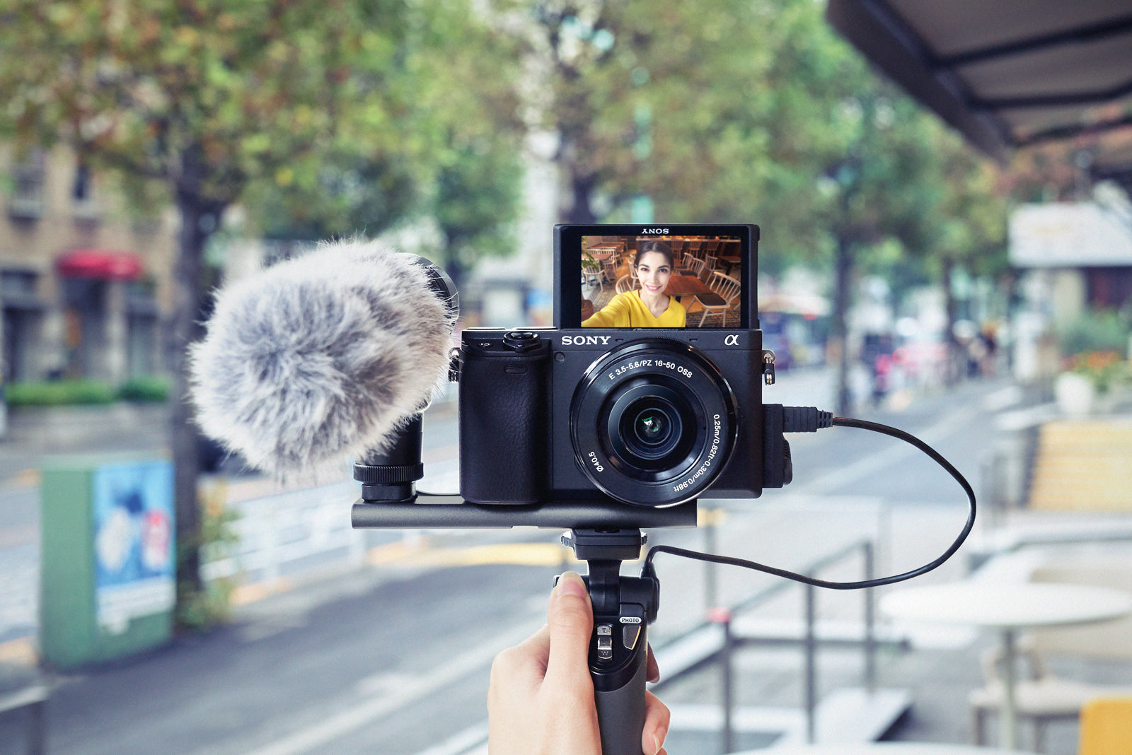 Sony α Alpha 6400 con obiettivo 16-50mm, mirrorless APS-C con Real-Time Eye AF