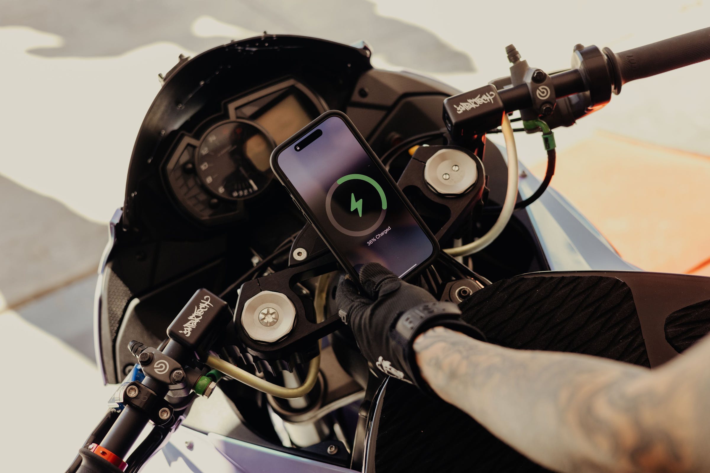Mobile Motorcycle Mount Stem Mount: Charging Black - CON ANTIVIBRAZIONE