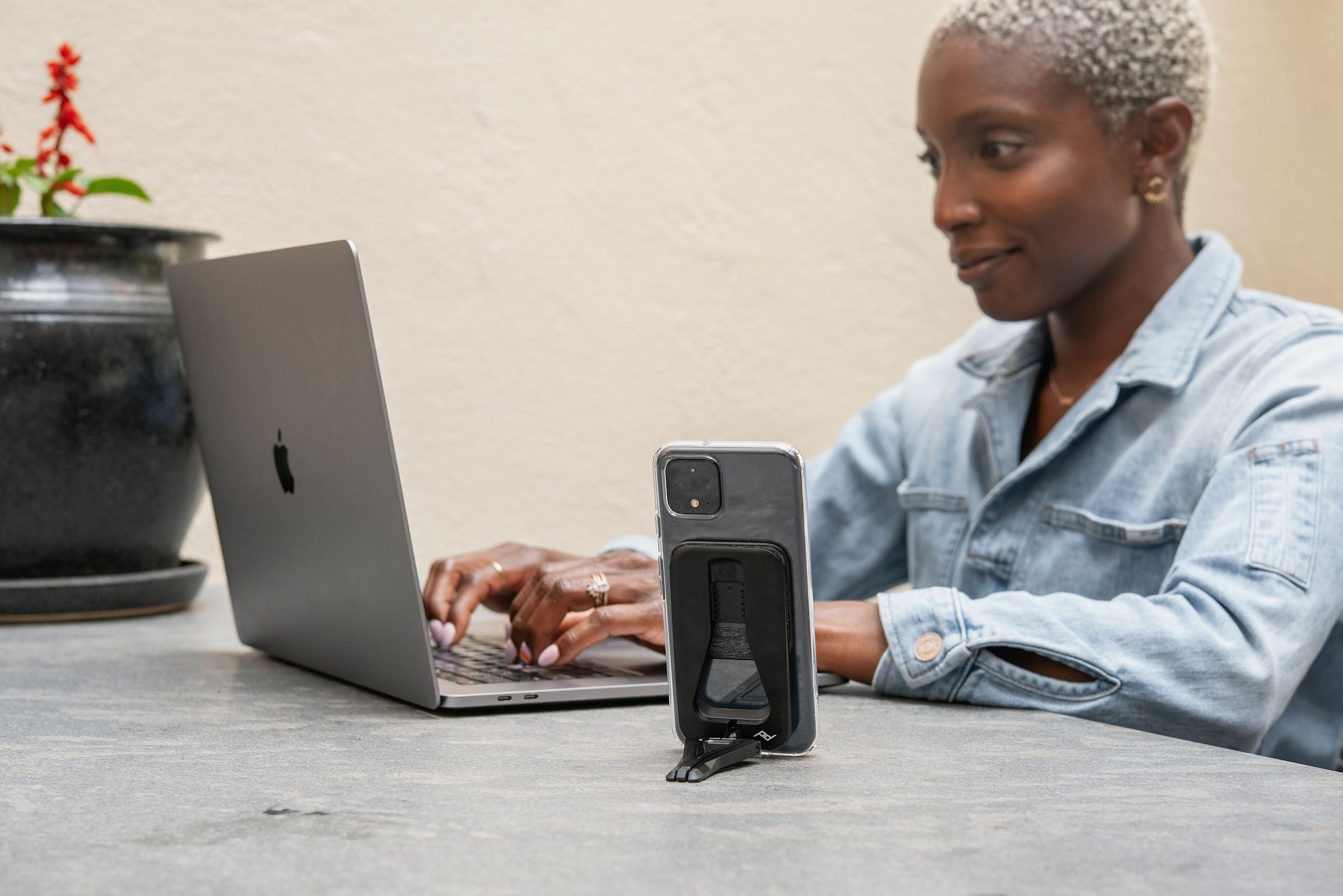 Mobile Universal Adapter - Charcoal (UNIVERSALE)