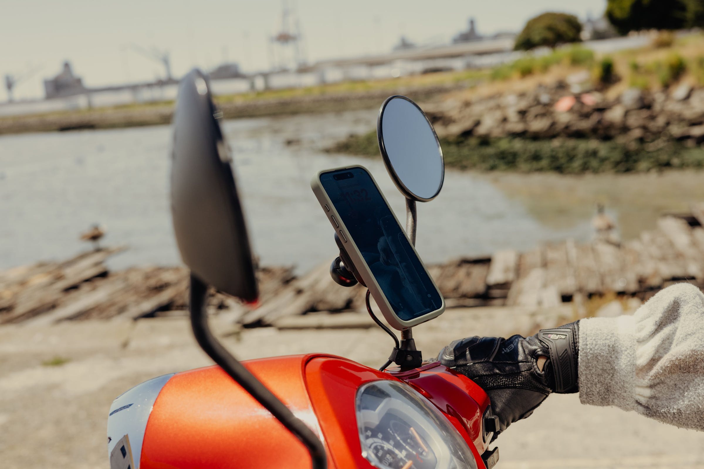 Mobile Motorcycle Mount Mirror Mount: Charging BLACK - CON ANTIVIBRAZIONE