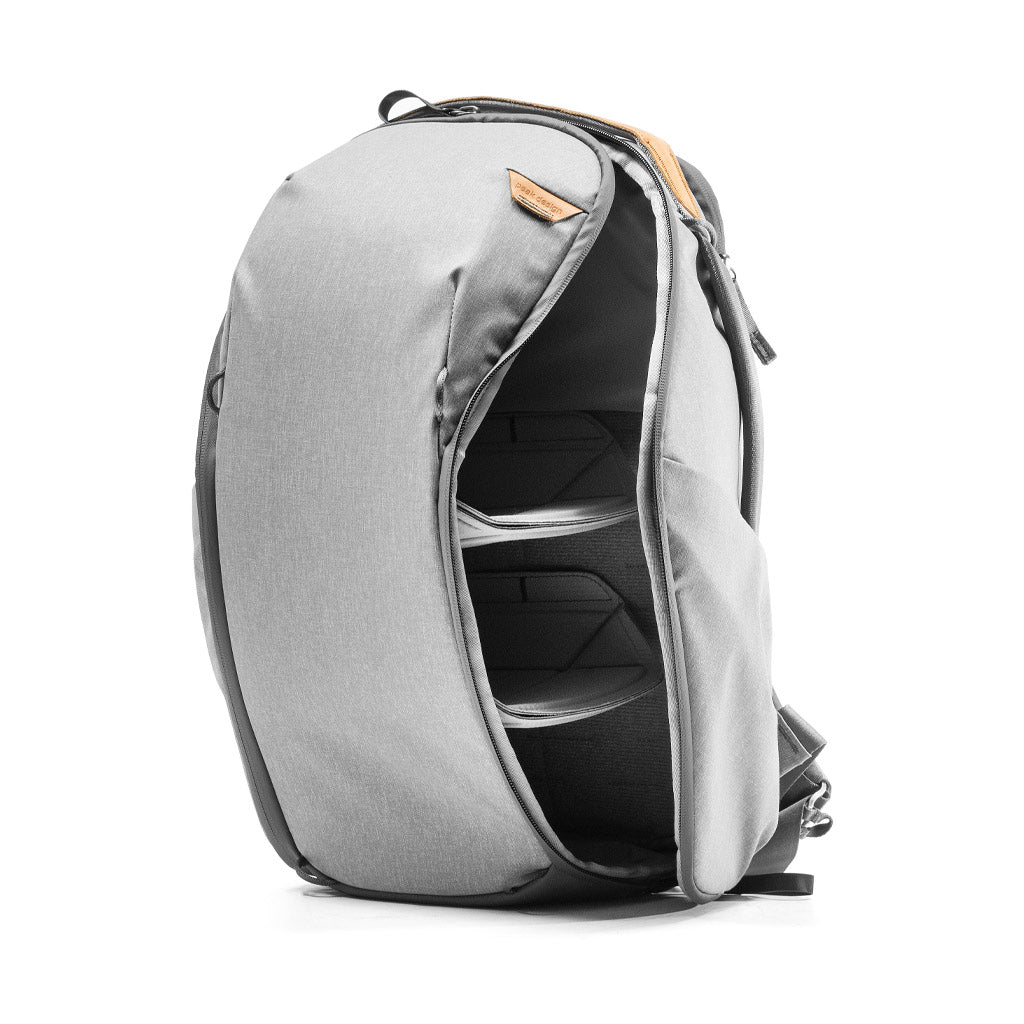 Everyday Backpack 15L Zip v2 // Ash -grigio chiaro