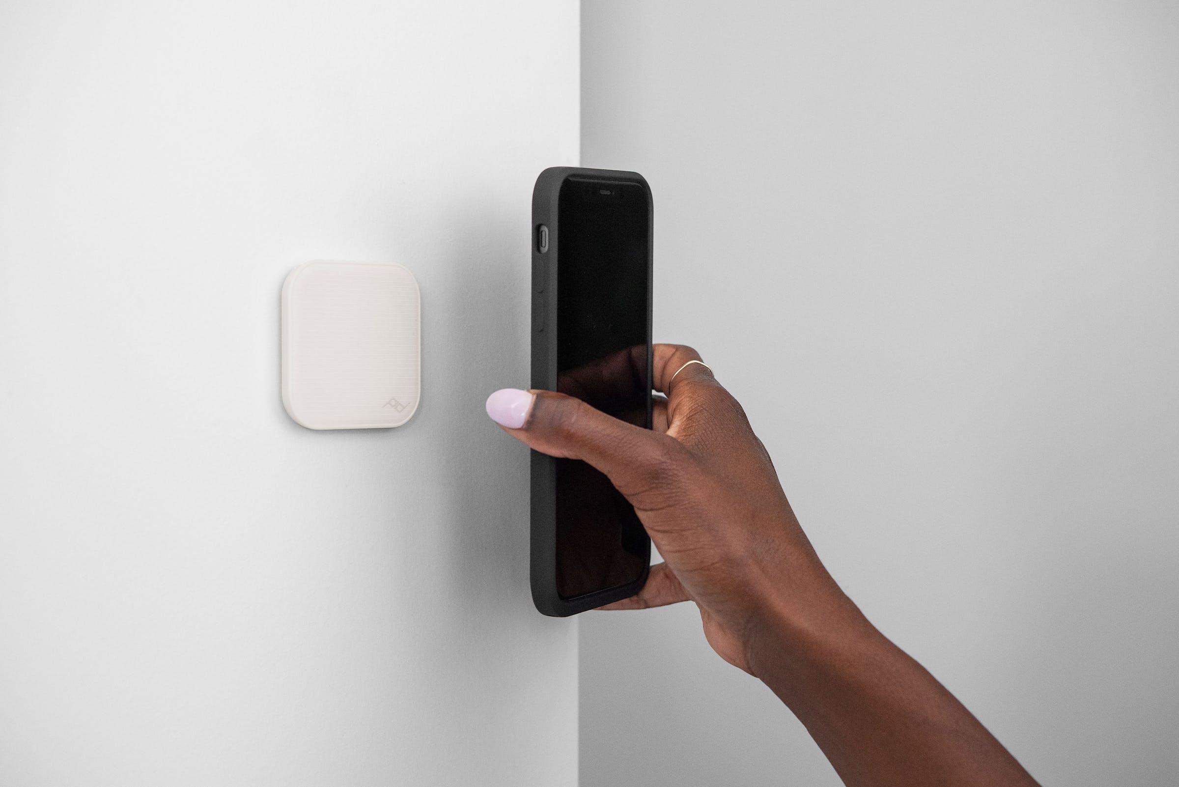Mobile Wall Mount - Attacco da muro - Bone. Universale magasafe non necessita di custodia peak