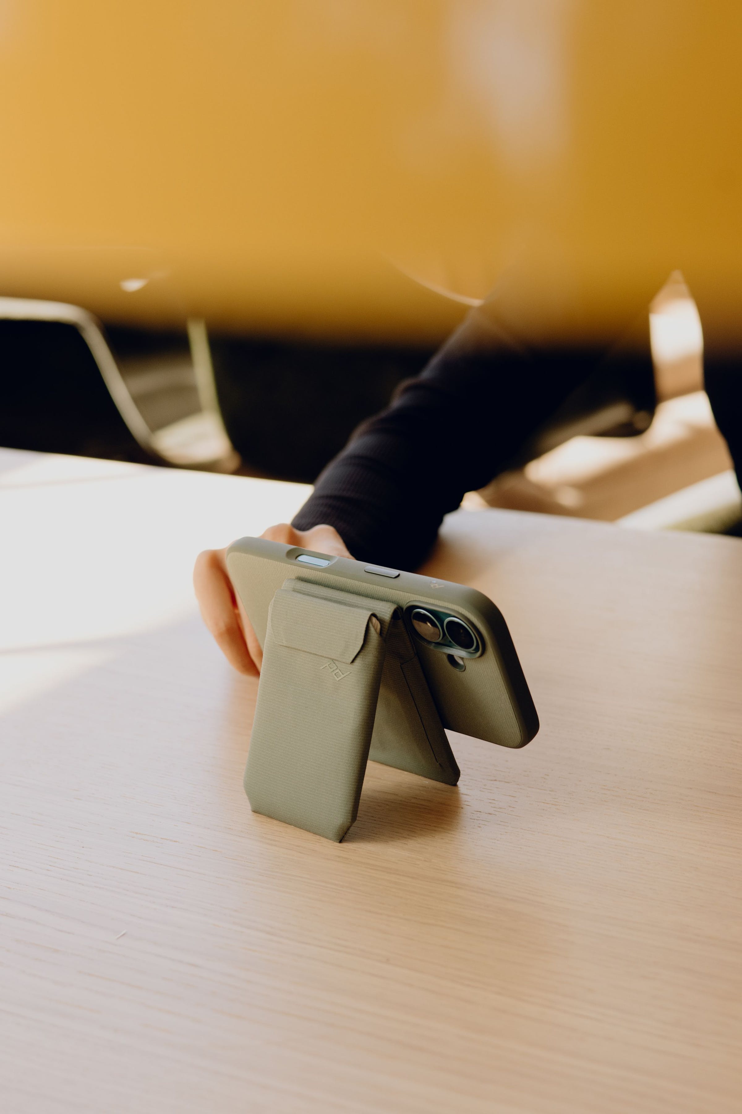 Mobile Wallet Stand - Portafoglio UNIVERSALE MAG SAFE Charcoal