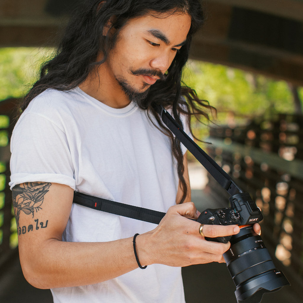 LEASH - Black VERSIONE piu Sottile - Tracolla versatile per fotocamera ad aggancio rapido