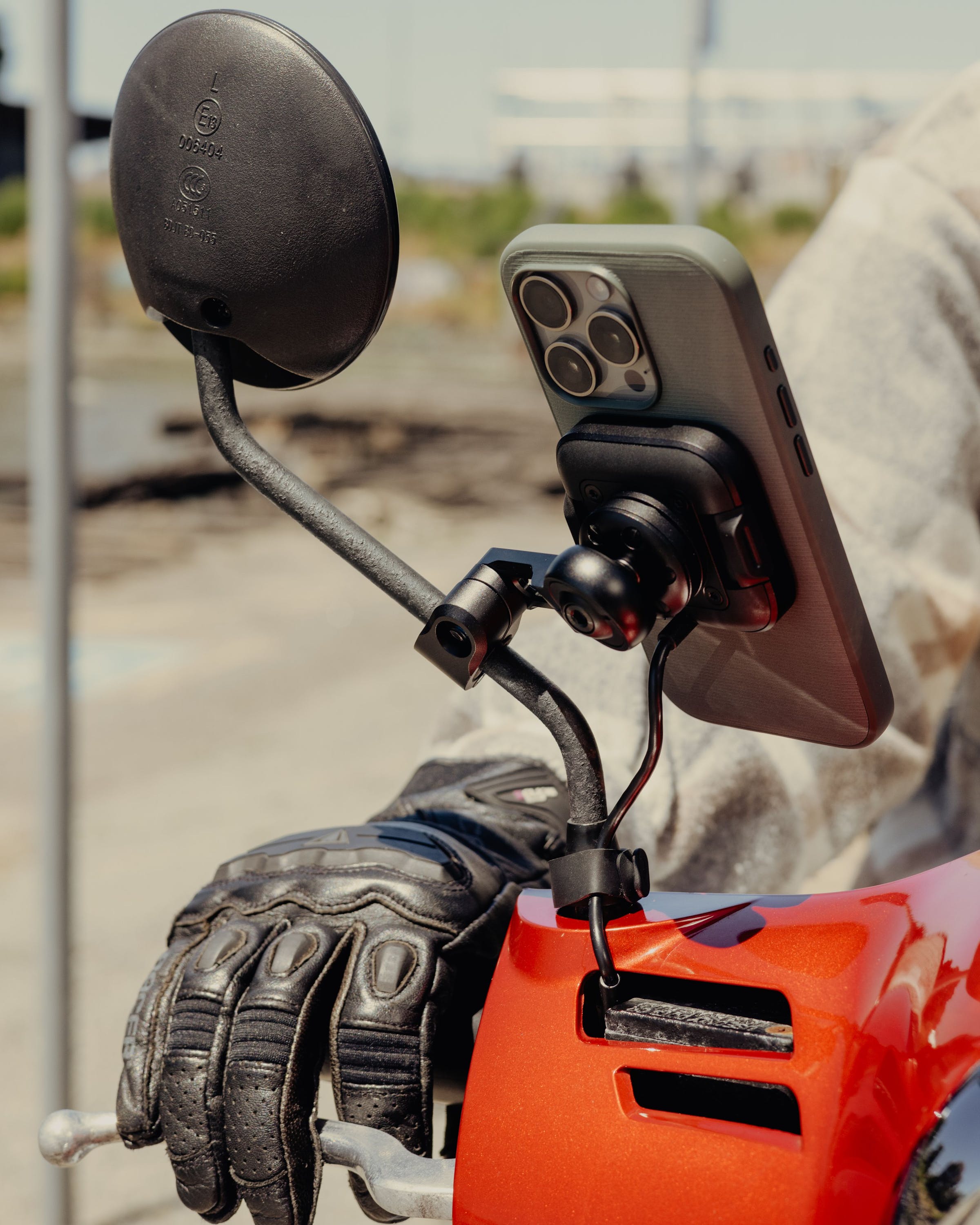 Mobile Motorcycle Mount Mirror Mount: Charging BLACK - CON ANTIVIBRAZIONE