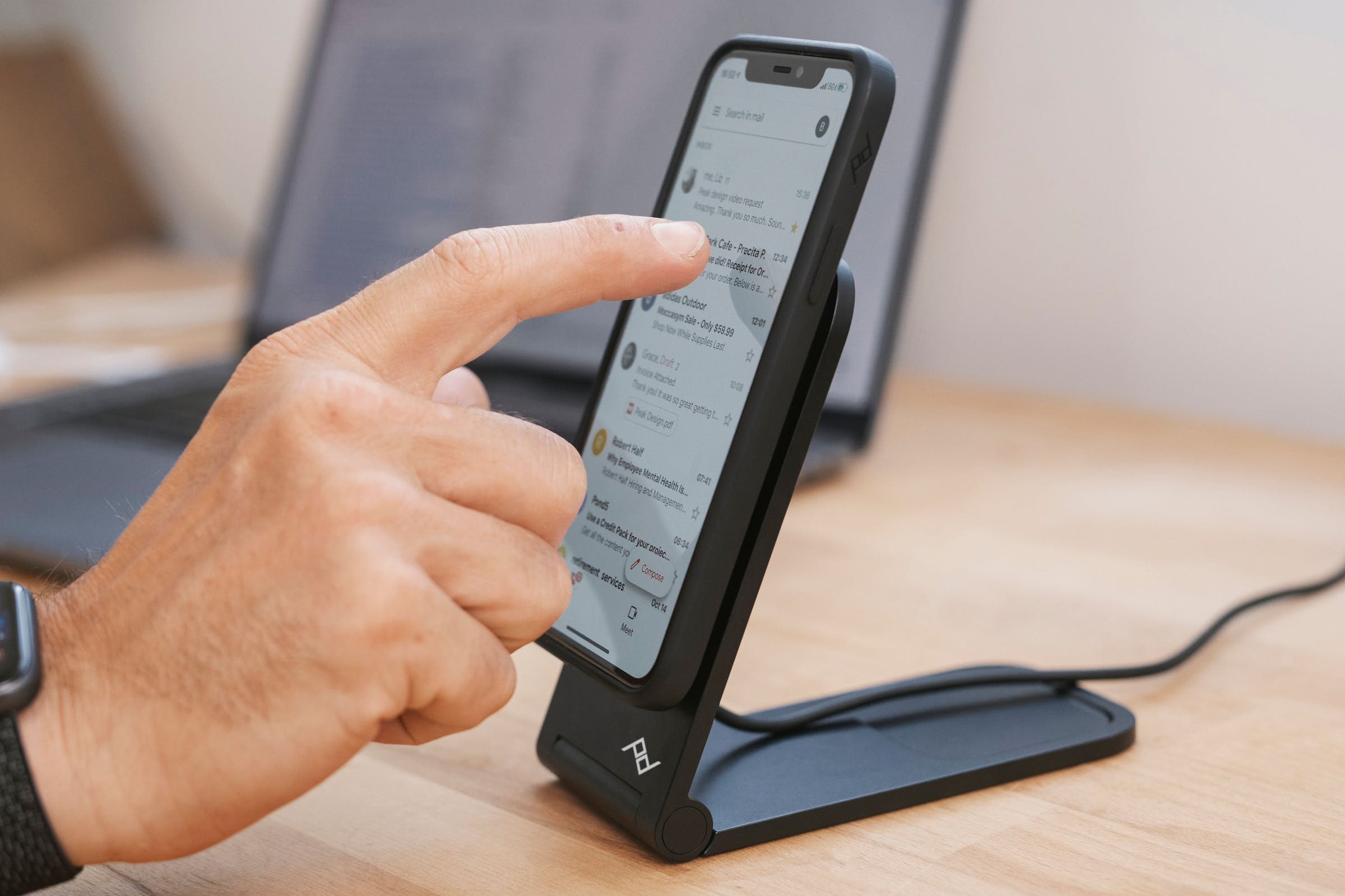 Mobile Wireless Charging Stand v2 Black