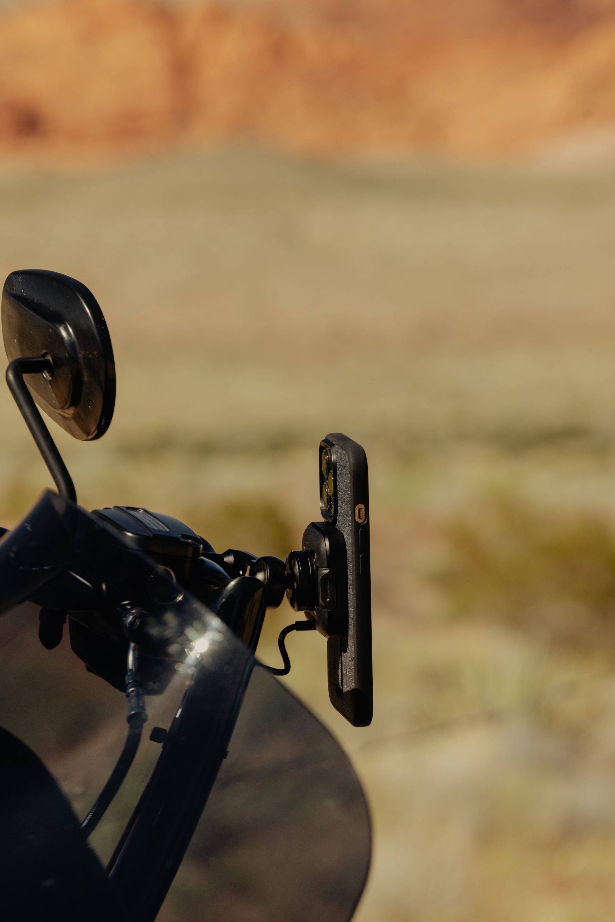 Mobile Motorcycle Mount Brake/Clutch Mount: Charging Black - CON ANTIVIBRAZIONE