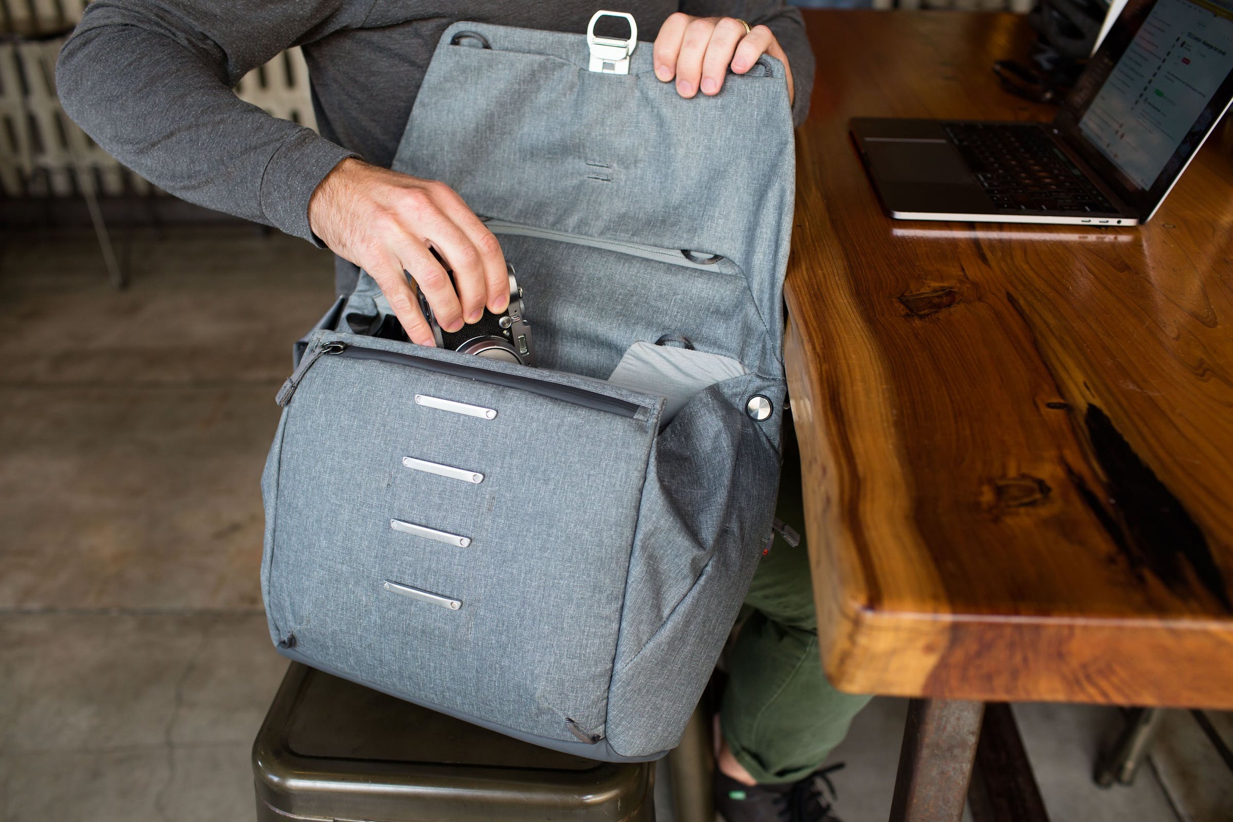 Everyday Messenger 13L v2 // Ash