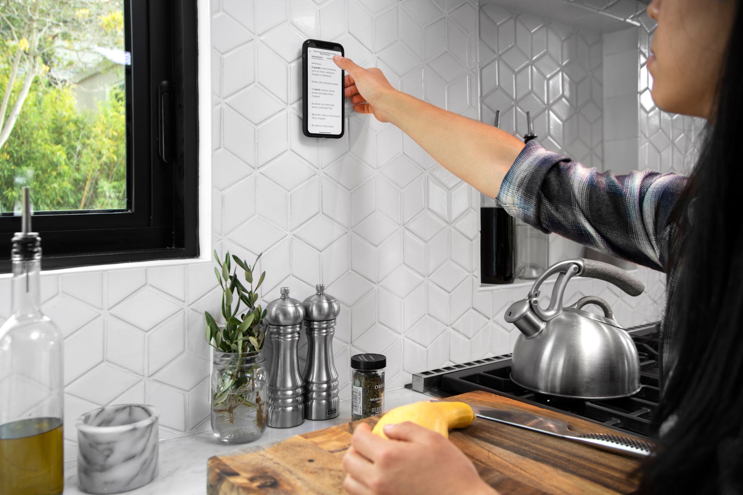 Mobile Wall Mount - Attacco da muro - Bone. Universale magasafe non necessita di custodia peak