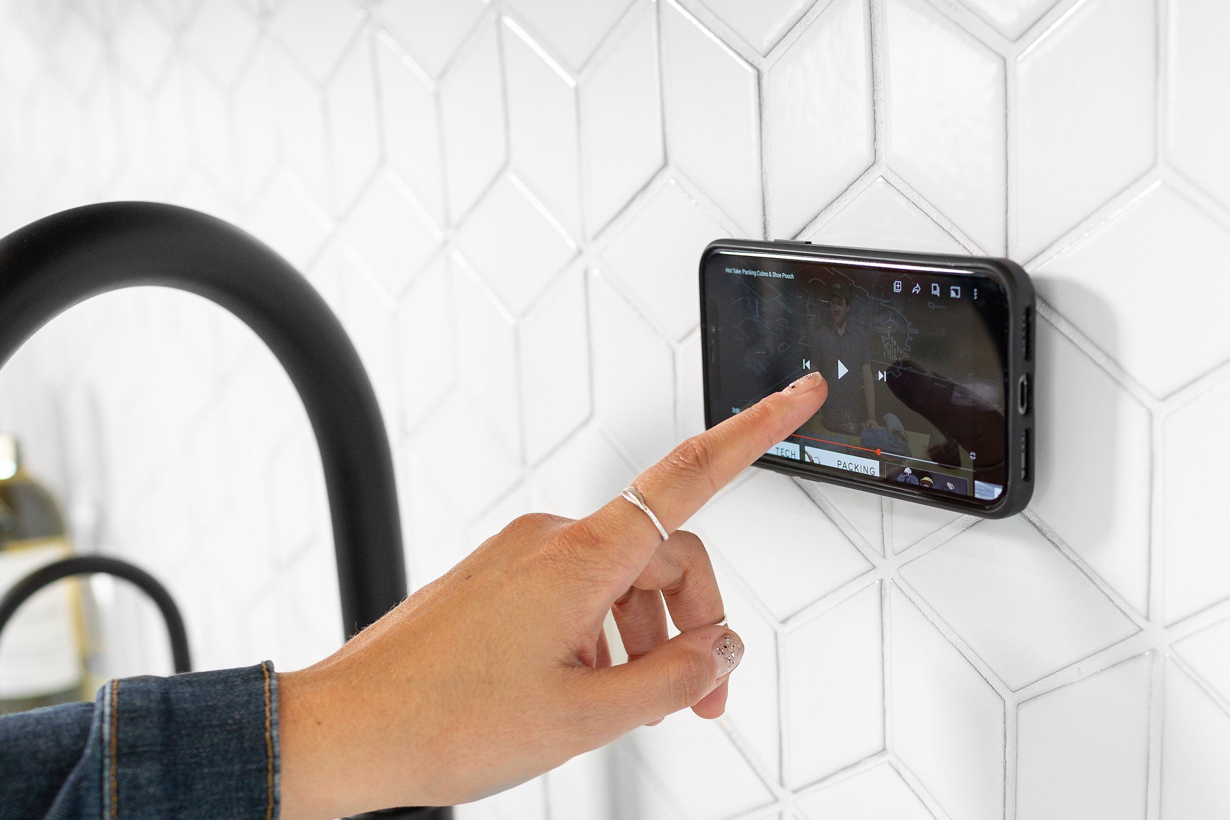 Mobile Wall Mount - Attacco da muro - Charcoal. Universale Magasafe non necessita di custodia peak