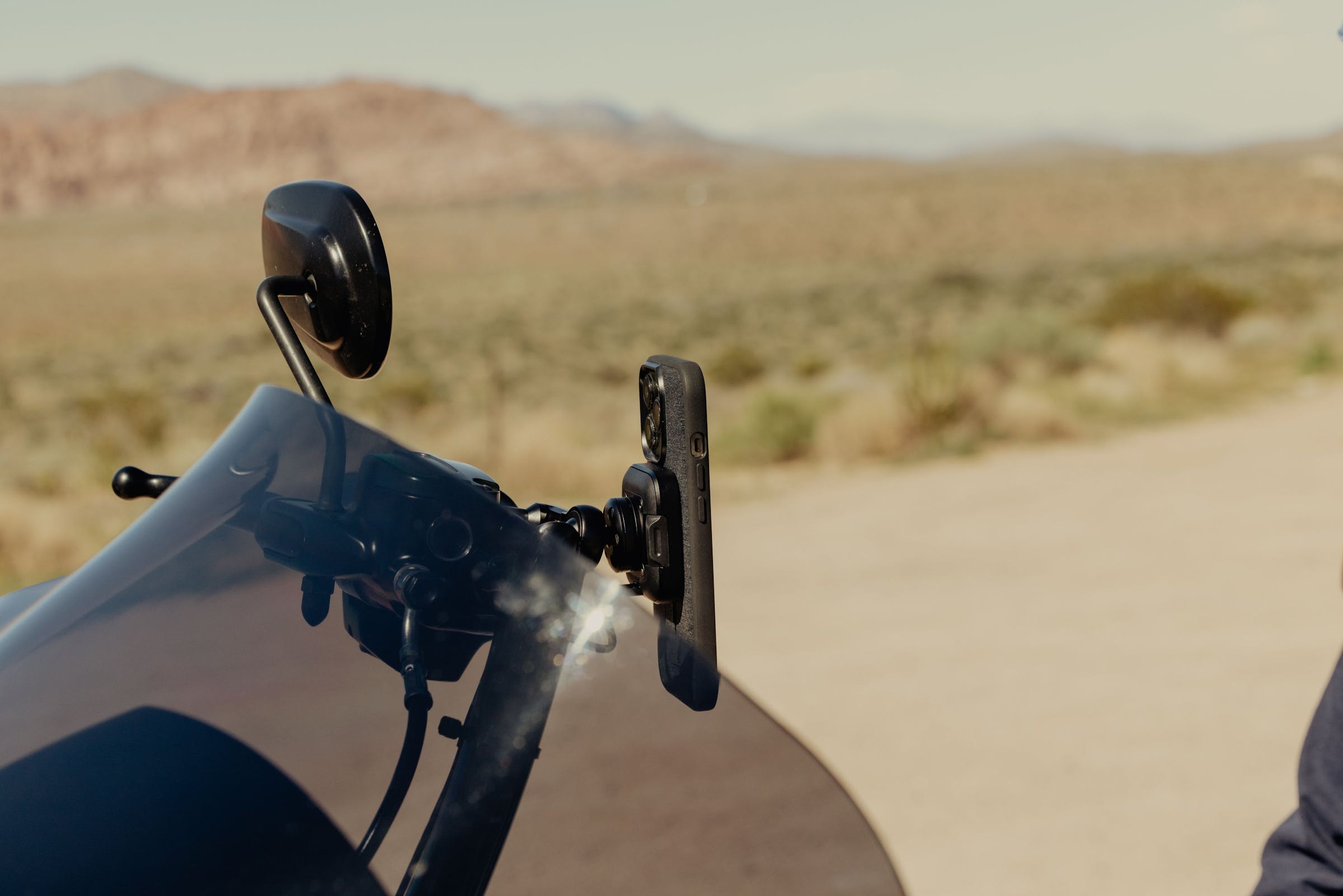 Mobile Motorcycle Mount Brake/Clutch Mount: Charging Black - CON ANTIVIBRAZIONE