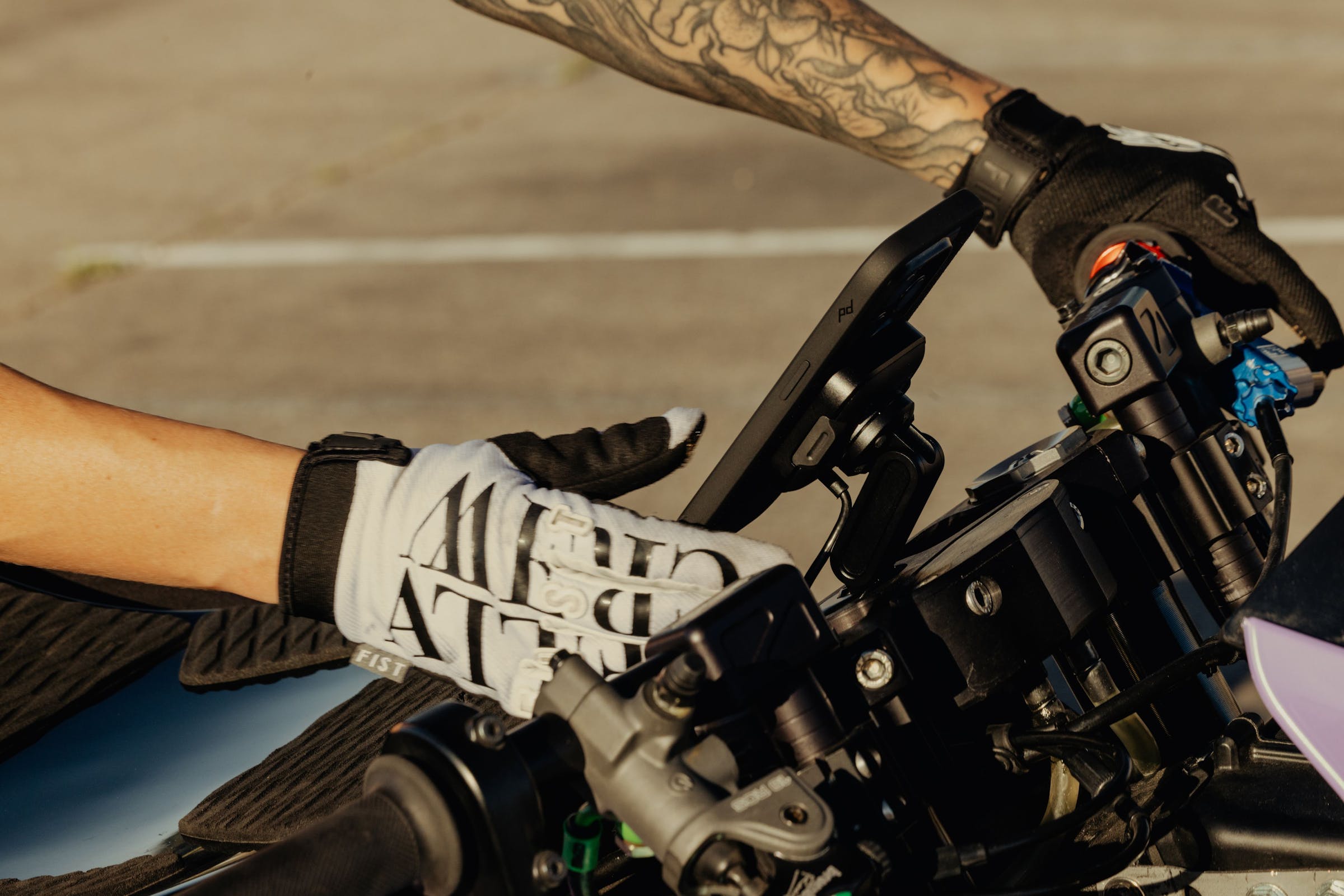Mobile Motorcycle Mount Stem Mount: Charging Black - CON ANTIVIBRAZIONE