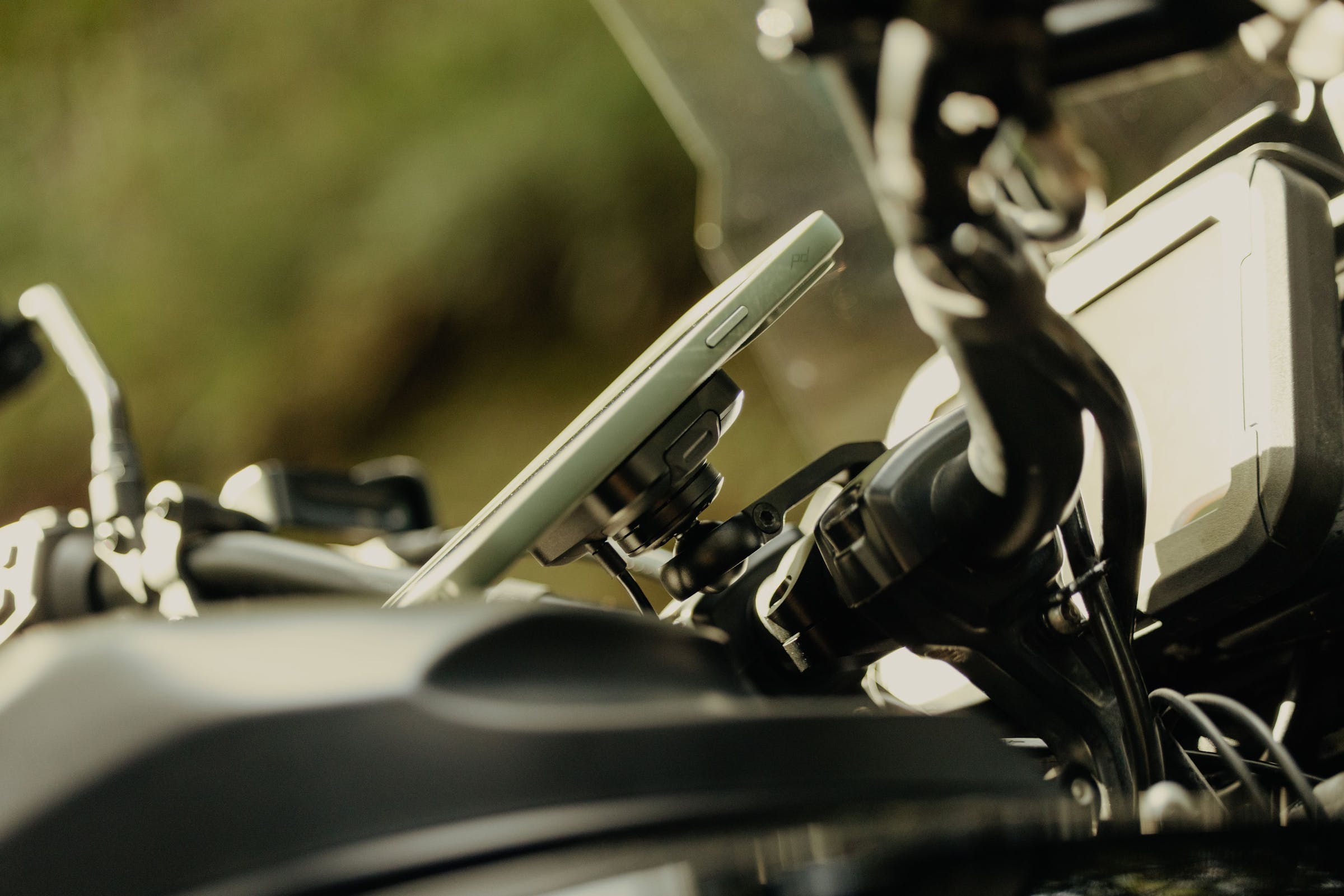 Mobile Motorcycle Mount Bar Mount v2: Charging Black - CON ANTIVIBRAZIONE