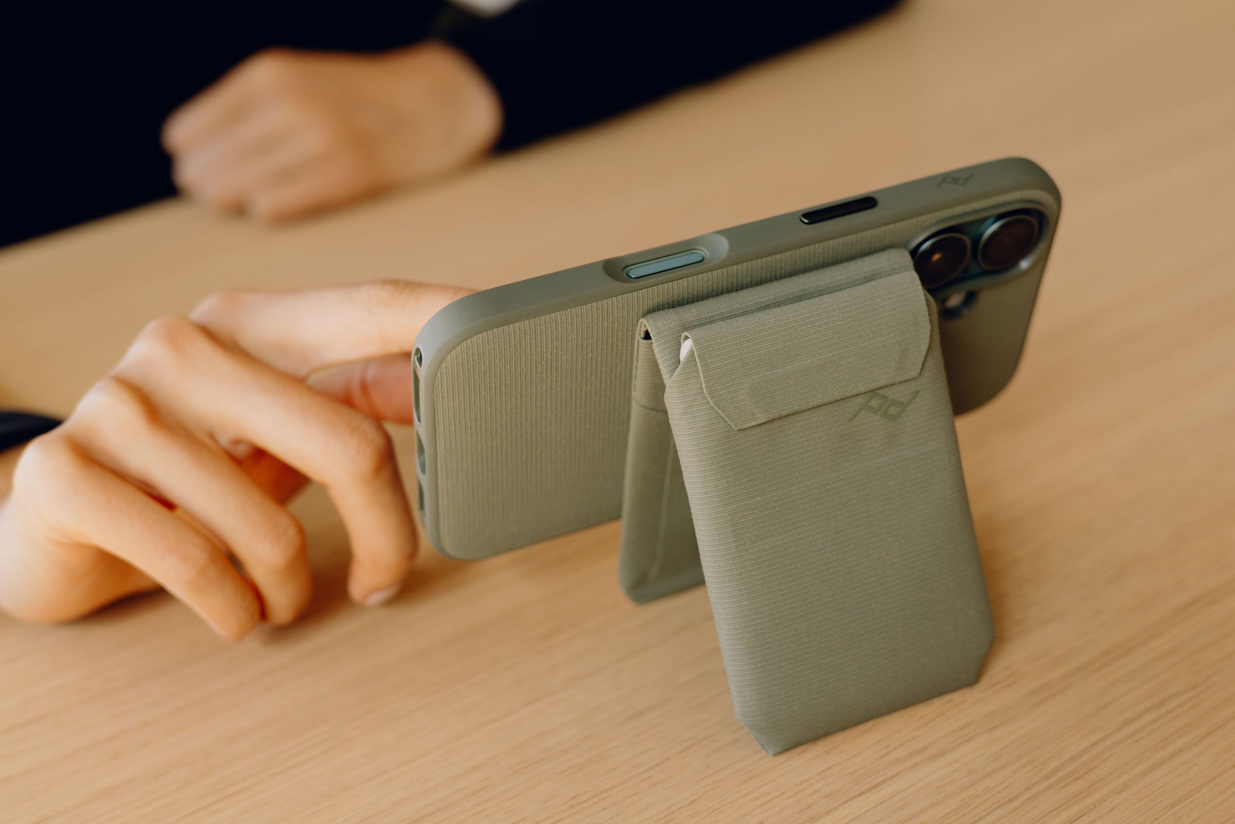 Mobile Wallet Stand - Portafoglio UNIVERSALE MAG SAFE Charcoal