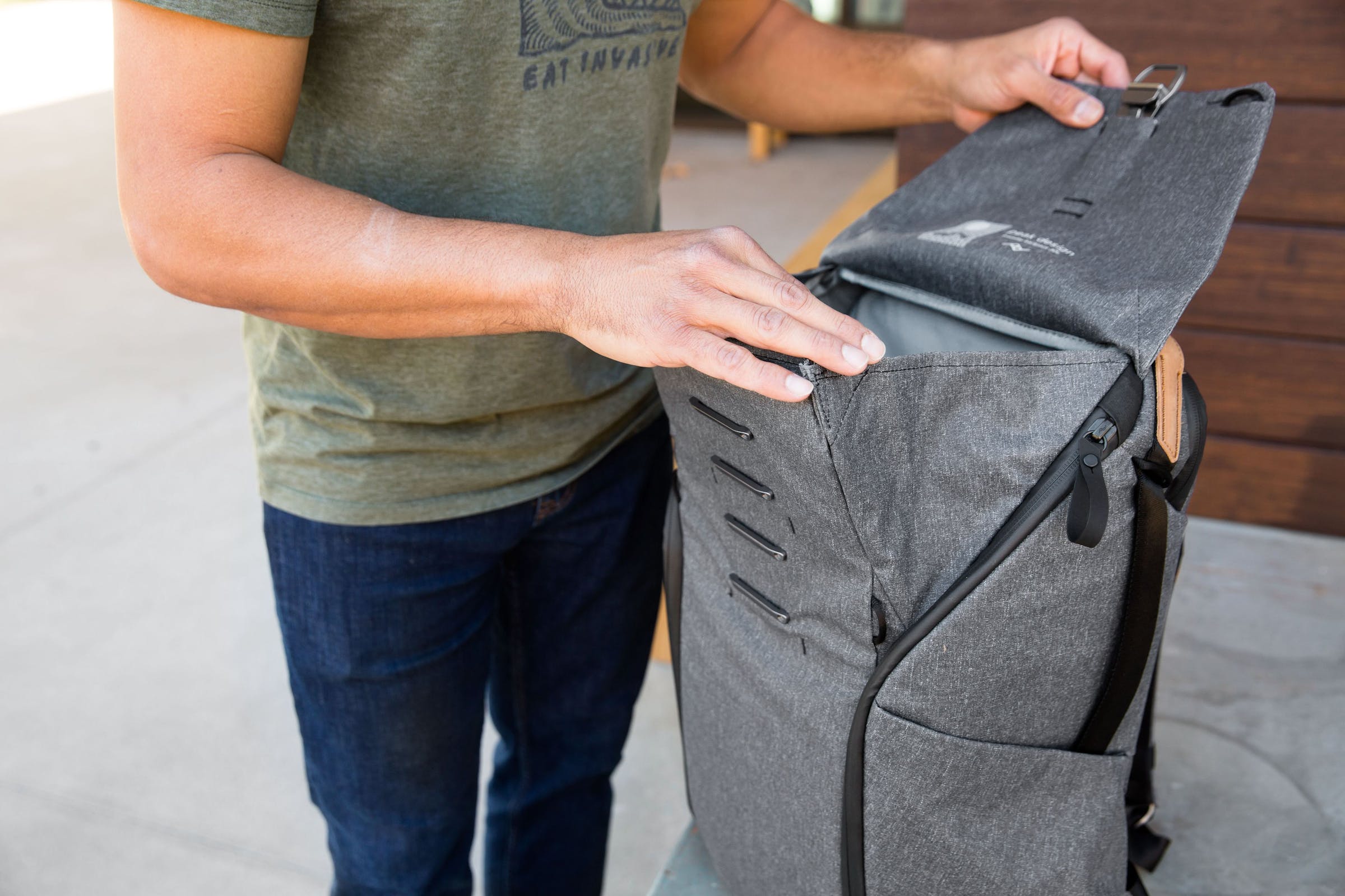 Everyday Backpack 30L v2 // Charcoal - Carbone