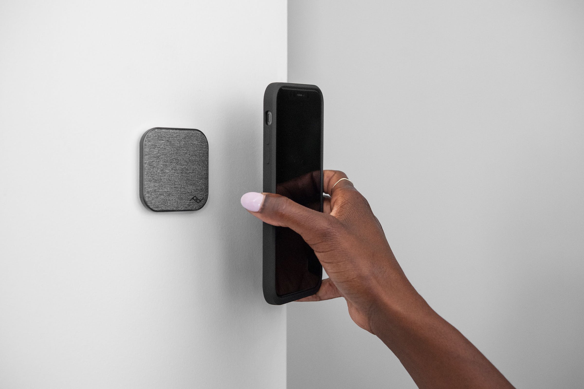 Mobile Wall Mount - Attacco da muro - Charcoal. Universale Magasafe non necessita di custodia peak