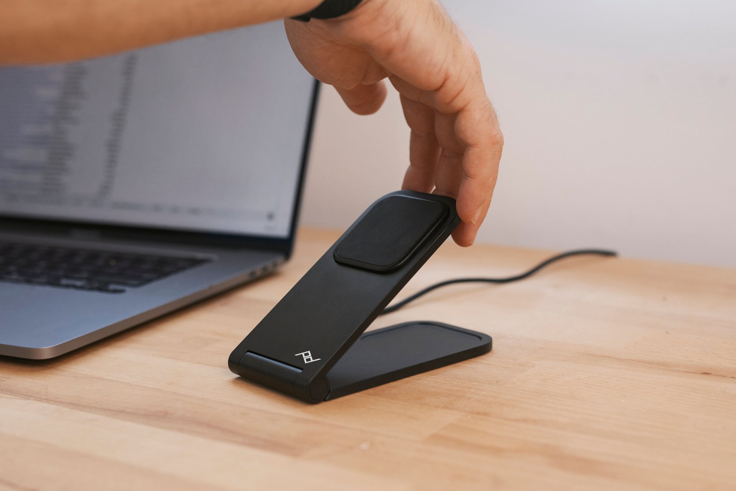 Mobile Wireless Charging Stand v2 Black