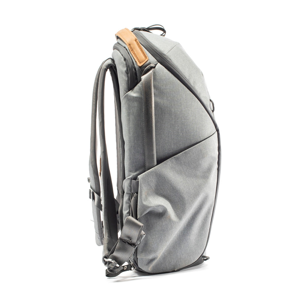 Everyday Backpack 15L Zip v2 // Ash -grigio chiaro