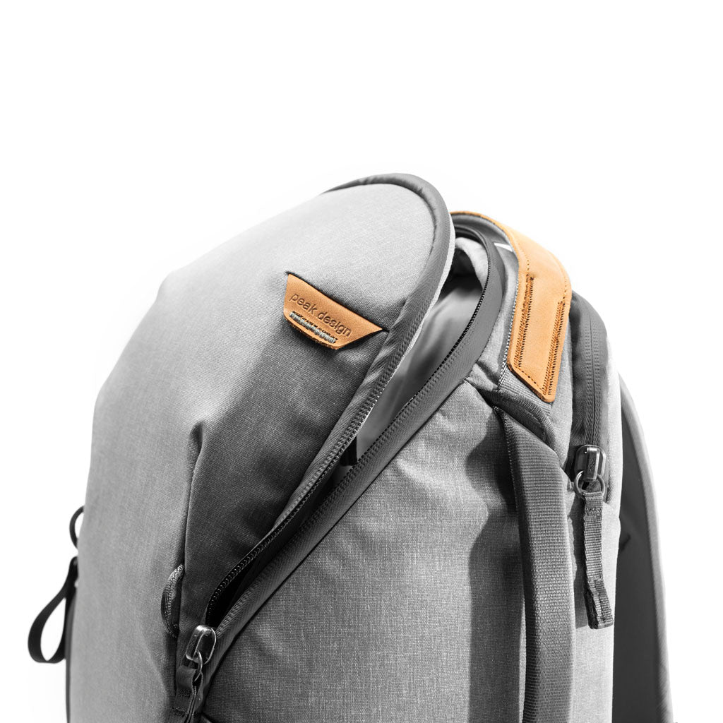 Everyday Backpack 15L Zip v2 // Ash -grigio chiaro